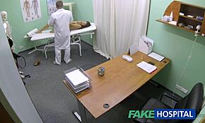 Горячая девчонка с большими сиськами, доктор заставил ее кончить?