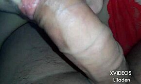 وظيفة شفط عميقة من قريب تتركها بفم مليء بالسائل. كيف تعاملت معه؟