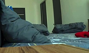 Feleség és családi barát csalnak hotel szobában egész nap