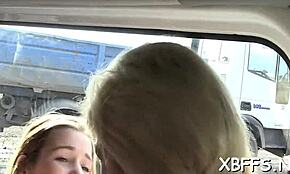 Tonåringar tar hård fitta-ramming i gruppaction