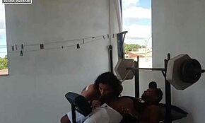 Jeg ble super kåt av å se kjæresten min trene og svelget kukken hans med en gang.