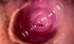 義妹がクリーミーなティーンパイを深く晒す