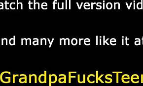 Мъничка курва се развихря със старец, пръсти и ебане като луди. Не мога да повярвам на тази двойка! 😲