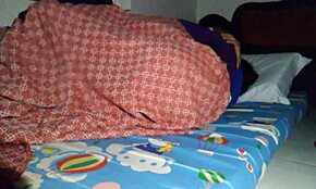 Ágyat osztok mostohámmal, ami váratlan meglepetéssé válik a lepedő alatt