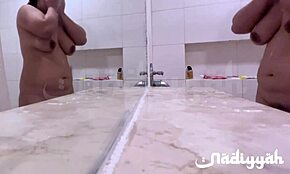 Эй, глянь на большие сиськи этой арабской жены в ванной!