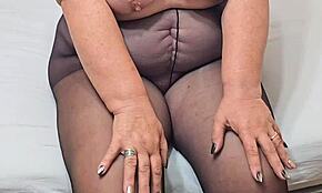 Amaterska BBW gilf zapeljuje z velikimi prsmi