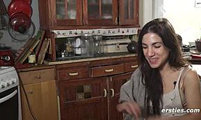 Magena Se Masturbe Sa Chatte Poilue Dans L'Ascenseur Public