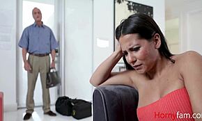 Jag kan inte tro att styvmamma Rose Monroe låste in styvpappa för att knulla mig hårt!