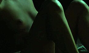 Έι, μαστίγω και τις δύο υπηρέτριες στο Disappeared on Arrival II! 😈