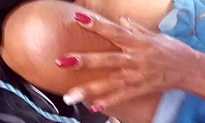 Mummo pudottaa pikkuhousut maukkaalle autokyytille