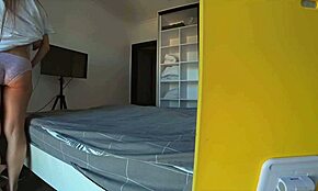 Vrouw gehoorzaamt en geeft familie vriend in kont voor man thuiskomt