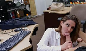 Femeie de afaceri sexy futută tare de tipul de la amanet.