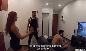 Ruda pornogwiazdka drażni facial z dwoma przyjaciółmi podczas gry na PS5