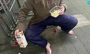 거리녀가 공개 현실에서 옷 벗고 알몸 춤춰!