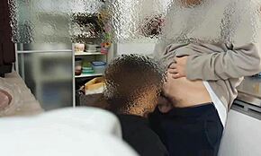 Esposa japonesa curte sexo intenso na cozinha com milf