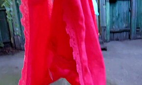 สาวใหญ่หุ่นอวบฉี่กลางแจ้งข้างรั้ว ทิ้งแอ่งเปียกในที่สาธารณะเพื่อความตื่นเต้นเฟติช สาวใหญ่ ฉี่เฟติช