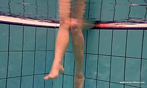 Duna Bultihalo ragyog víz alatti szépségként bikiniben, nedves ruhás külseje elbűvöl a medence mellett