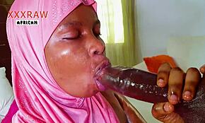 Seksi muslimanka jezditi velik kurac s sočno pičko