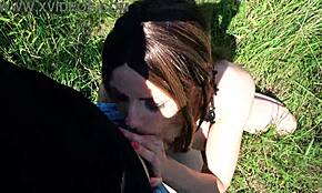 Geil német MILF mélyen szopja a nagy farkat szabadban napsütésben, torokba