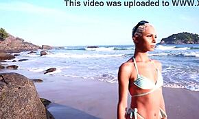 可爱巴西妹Heloa Green公共海滩群交狂干