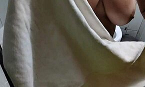 Τουρκάλα μωρό δείχνει φοβερά βυζιά στο ξενοδοχείο ντους μετά ηλιοθεραπεία