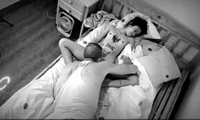 1950-luvun sairaalamateriaali: Sairaanhoitaja pakottaa nuoren potilaan purskahtamaan