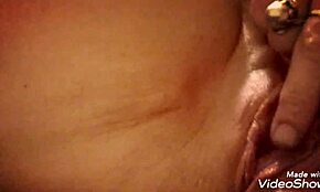 बस एक मिल्फ अपनी चूत से मजा ले रही है