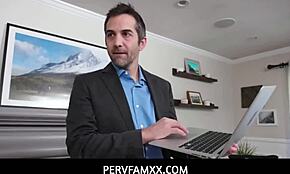 헤이즐 무어, 콘서트 돈 위해 계부에게 필사적으로 애원하며 야한 부탁