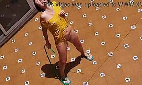 Voyeur komşunun kiraya verenin karısına işemesini yakalıyor