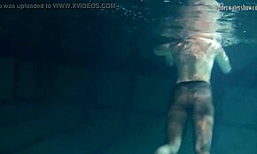 Lozhkova provoca en shorts transparentes nadando en la piscina