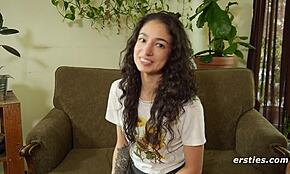 Tatlı Alex seksi iç çamaşırlarıyla mastürbasyon için hazırlanıyor 😘