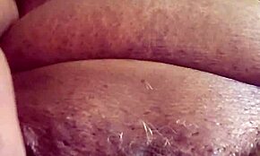 Babica uživa sama, prstuje mokro pičko doma