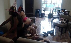 Orgía POV en casa con madrastra cachonda y hijastra tetona