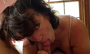 Madura caliente chupa polla del amigo de su marido por leche