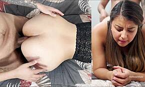 Liten latina jente bøyd over for uventet anal cumshot i hjemmelaget video