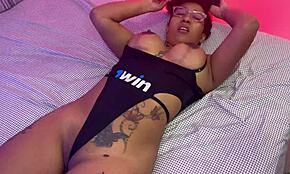 Min styvmamma hjälper mig släppa sperma 😜