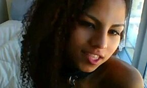 Malá ebony mladá děvka na webkameru dráždí s perfektními prsy 😍