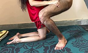 Soția prietenului meu se furișează în camera mea pentru noapte sălbatică