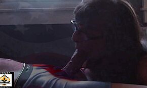 Domovinska rjavolaska babica sesa ogromen kurac do izliva v usta