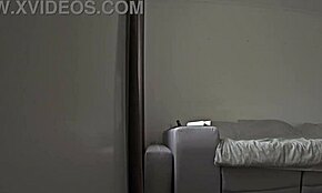 Moglie matura scopa amico del marito dopo pulizie, lui becca tradimento vero in stanza