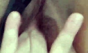 Hé, gyönyörű, készen állsz levetkőzni és játszani a játékaiddal?