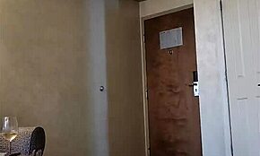 Dvojitá výzva doručovatele se změní v pikantní s sexy milf v prádle! 😍