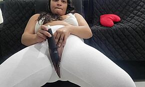 ラテンアマチュアが破れたレギンスで大きなアセットを見せる。彼女の秘密は何？