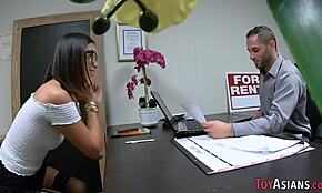 섹시한 트랜스 걸 Carrie Emberlyn이 멋진 장면에서 세게 박혀