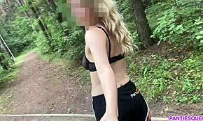 Gorąca blondynka błyska swoimi trzęsącymi się cyckami biegając nago na zewnątrz w parku