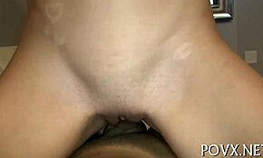 Europeisk tjej böjer sig för djuphalssugning och hård hundstil-knull i POV