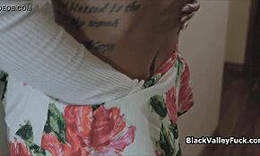 Ebony con tette grosse e succose cavalca cazzo bianco grasso