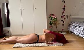 Flexibilní holka ukazuje fit tělo v nahém jóga sezení