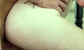 Amber Stark haluaa syväkurkkua ja lähetyssaarnaajaa. Kumartuu koiratyylille sormittelulla isolla perseellään