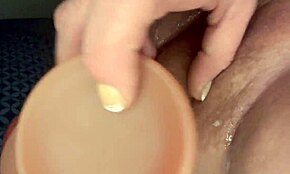 Vadulok a nagy természetes cicimmel intenzív orgazmus játék közben.